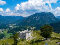 Hoch oben... - ... auf 1.250 Metern liegt die Ruine der Festung Schlosskopf. • © Wolfgang Berres auf www.papa-wanderwolle.de